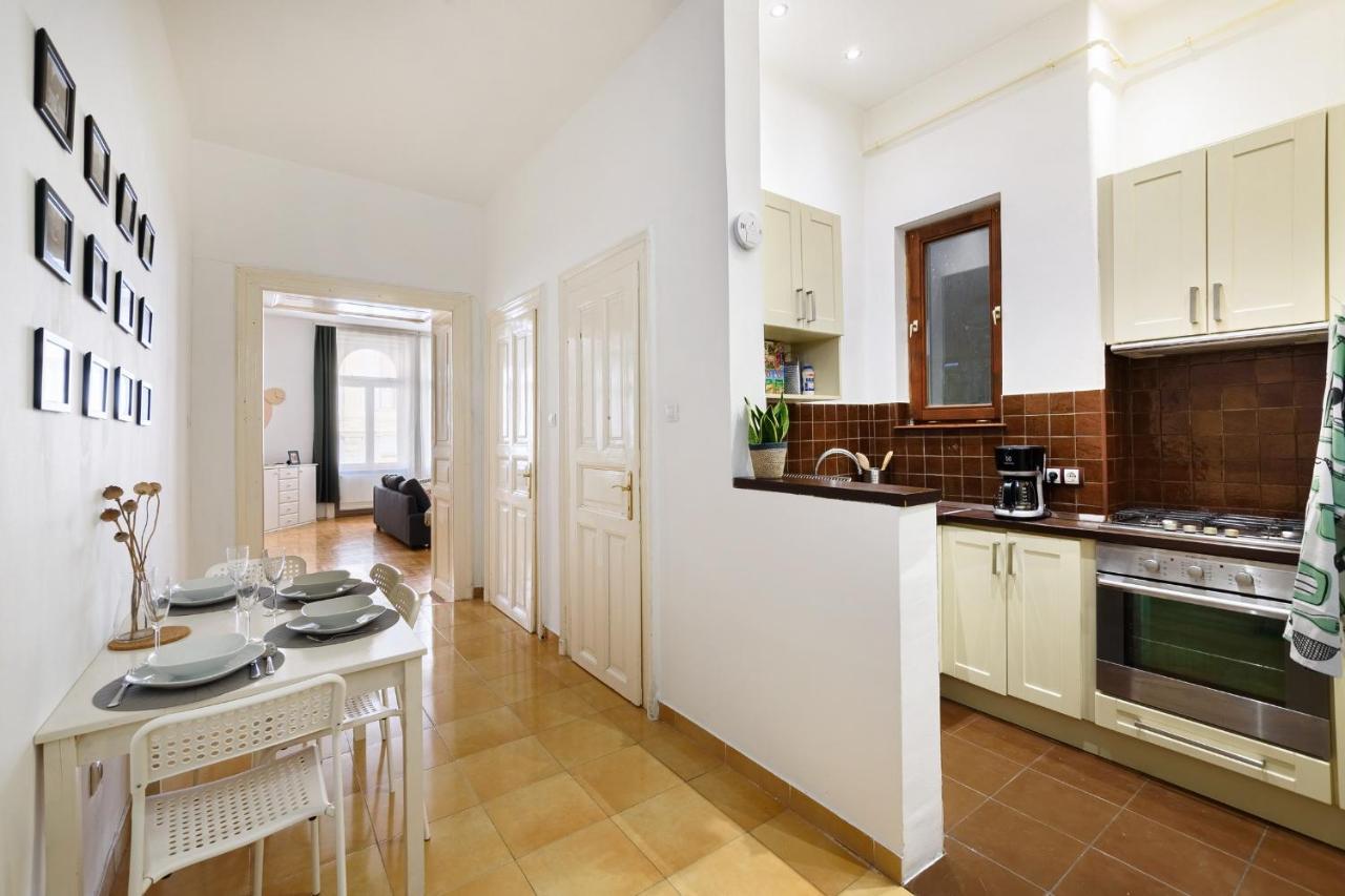 בודפשט Spacious & Serene Downtown Home With Free Parking מראה חיצוני תמונה